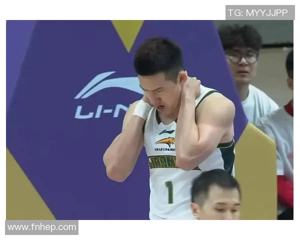 付豪抢断助力球队逆转胜利展现出色防守能力与比赛智慧