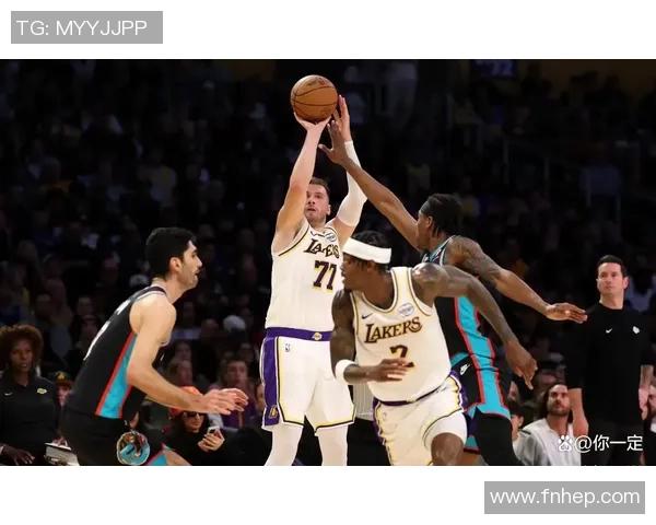 湖人背靠背战胜老鹰，豪取连胜：湖人军团的辉煌之夜